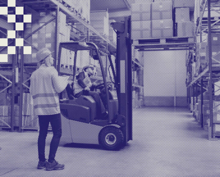 Cursist volgt een logistieke opleiding in een magazijnomgeving